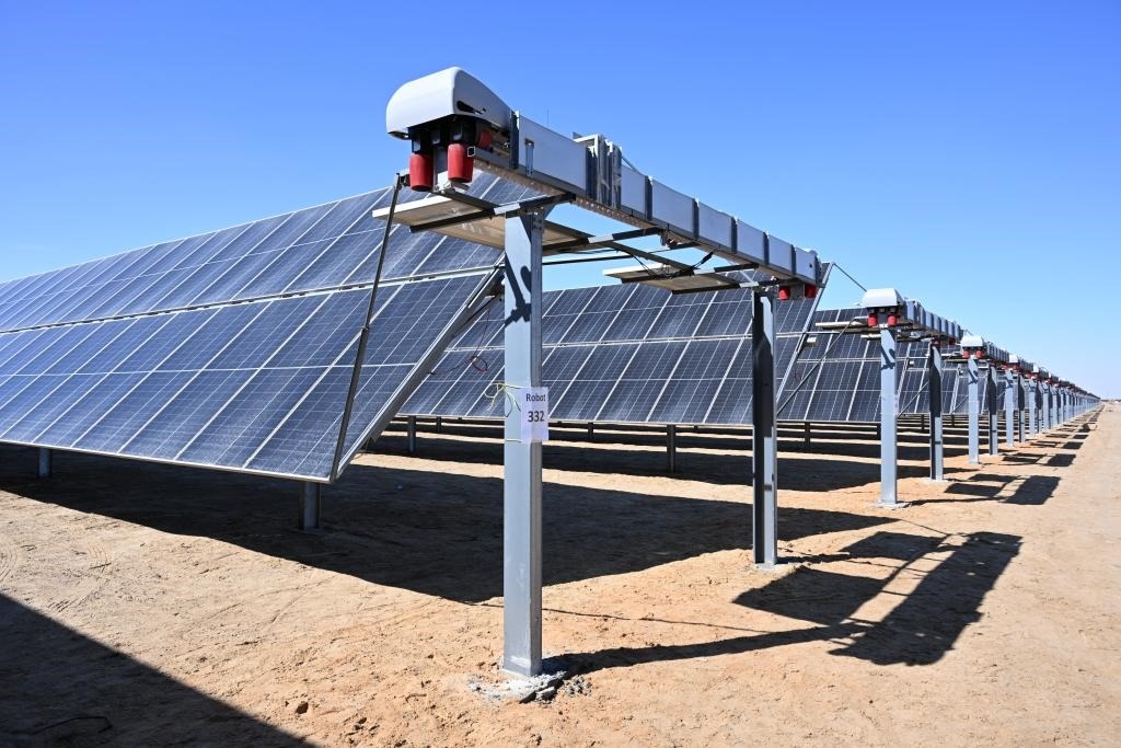這是2023年3月18日在位于阿聯酋阿布扎比南部的艾爾達芙拉光伏電站拍攝的光伏板。新華社發(fā)（中國機械設備工程股份有限公司阿布扎比分公司供圖）