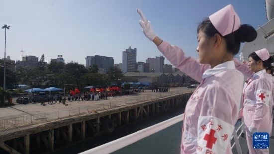 當(dāng)?shù)貢r間8月16日上午10時許，執(zhí)行“和諧使命-2024”任務(wù)的中國海軍“和平方舟”號醫(yī)院船圓滿結(jié)束對莫桑比克的訪問，駛離馬普托港，前往本次任務(wù)第五站南非。新華社發(fā)（曹春耀 攝）
