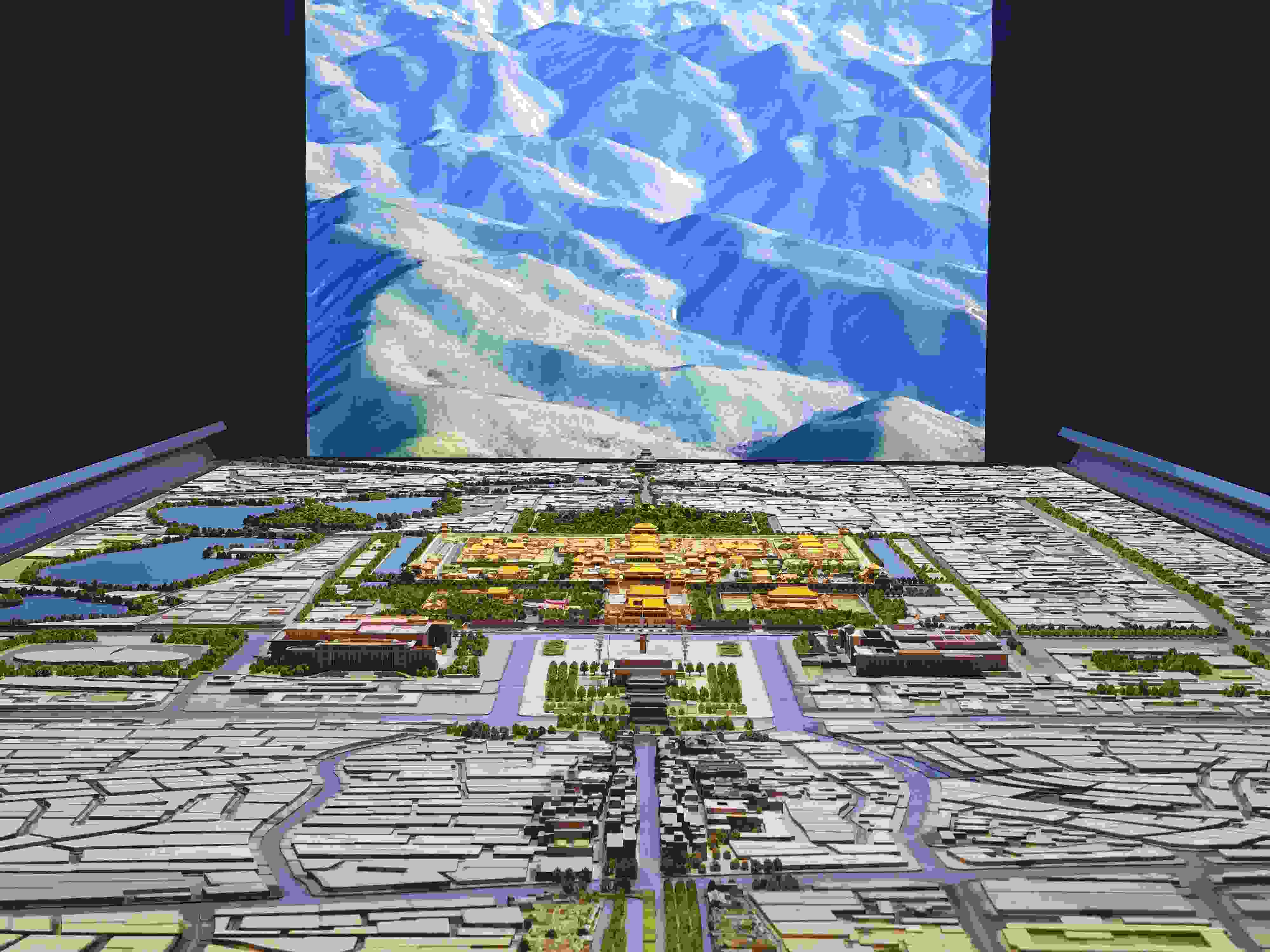 2023年3月，北京首都博物館精心制作的16米長中軸線沙盤，配以立體投影技術(shù)，展現(xiàn)了北京中軸線之壯美。