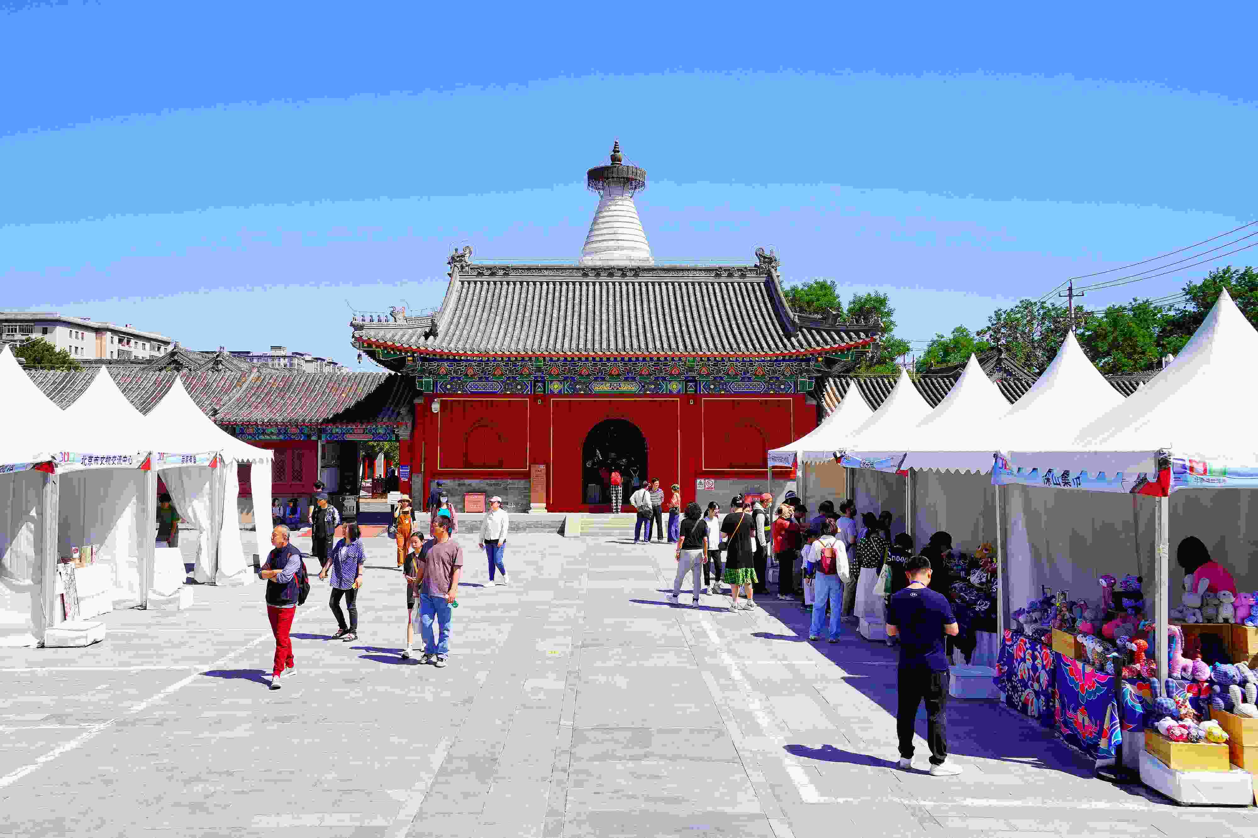 2024年5月，“北京白塔文化市集”在已有700余年歷史的妙應(yīng)寺白塔下舉行。
