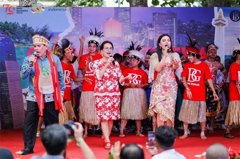 大使夫婦與演員一起共唱《明天會更好》。