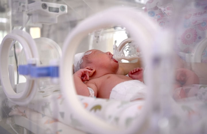 2024年6月1日，在西安國際醫(yī)學(xué)中心醫(yī)院新生兒科病房，護(hù)士為新生兒喂奶。 新華社記者 劉瀟 攝