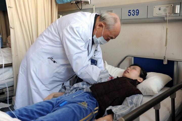 瑞金醫(yī)院終身教授王振義在上海瑞金醫(yī)院為病人看?。ㄙY料照片）。 新華社發(fā)