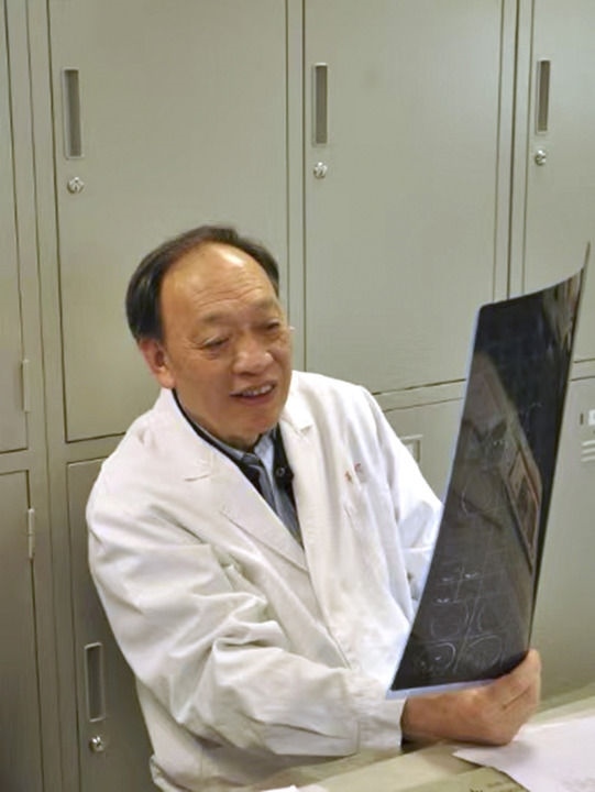 復(fù)旦大學(xué)附屬華山醫(yī)院感染科終身教授翁心華在工作（資料照片）。 新華社發(fā)