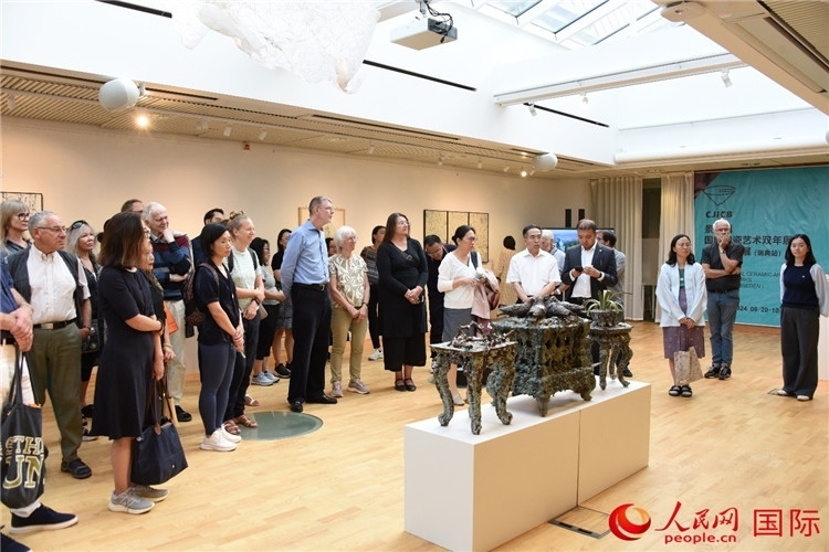 來賓參觀展覽作品。人民網記者 殷淼攝