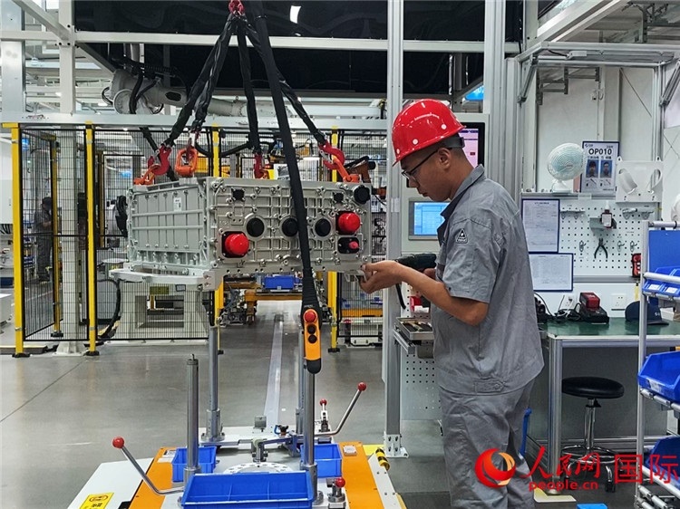 技術(shù)人員進(jìn)行系統(tǒng)化測試。人民網(wǎng)記者 于洋攝