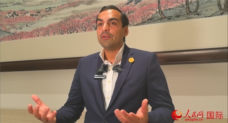 毛里求斯民議會議長阿德里安·夏爾·杜瓦爾接受媒體采訪。人民網(wǎng) 鐘文興攝