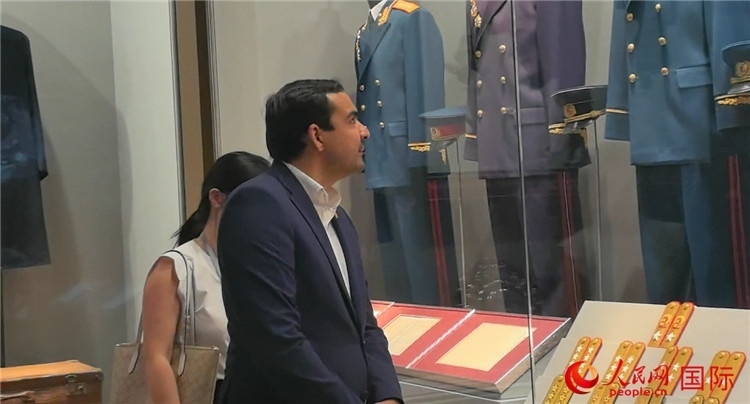 毛里求斯民議會議長阿德里安·夏爾·杜瓦爾參觀中國共產(chǎn)黨歷史展覽館。人民網(wǎng) 鐘文興攝