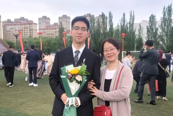 劉傲寒和媽媽合影。北航供圖
