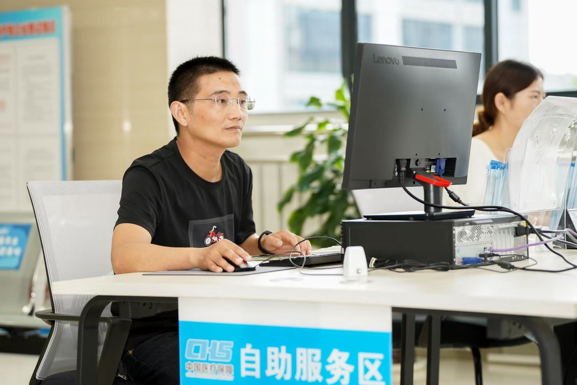 安徽省池州市市民在市政務服務大廳辦理業(yè)務。人民網(wǎng)記者 王銳攝