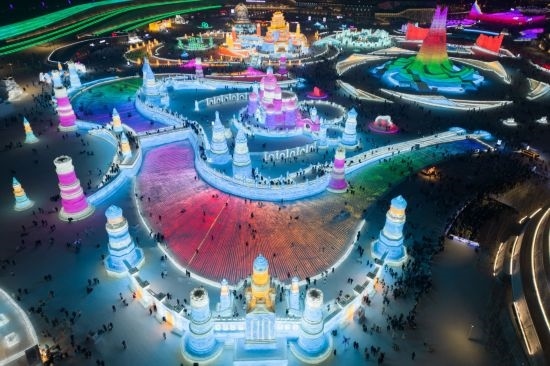 2024年1月1日，來自世界各地的游客在哈爾濱冰雪大世界園區(qū)內(nèi)游玩（無人機照片）。