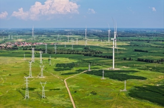 這是2024年7月19日拍攝的內(nèi)蒙古通遼238萬千瓦風電項目（無人機照片）。此項目每年可將75億千瓦時清潔電能經(jīng)扎魯特—青州±800（千伏）直流特高壓外送通道送至山東地區(qū)消納，相當于滿足受端地區(qū)超過300萬戶居民家庭用電需求，節(jié)約標煤261萬噸，減少二氧化碳排放634萬噸。