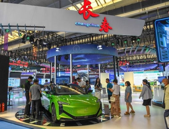 2023年8月23日，人們在第十四屆中國—東北亞博覽會上參觀一汽紅旗新能源車型。