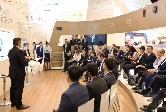 2024年6月26日，嘉賓在第十五屆夏季達沃斯論壇主會場——遼寧大連國際會議中心參與互動討論。