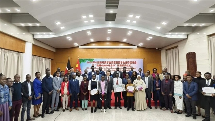 與會嘉賓和留學(xué)生們合影留念。中國駐肯尼亞大使館供圖