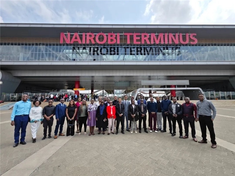 留學(xué)生們參訪中企承建的蒙內(nèi)鐵路。中國駐肯尼亞大使館供圖