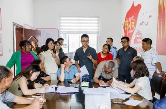 圖為2024年8月6日，重慶市奉節(jié)縣人民法院興隆人民法庭庭長費明軍（中）在做調(diào)解工作。蹇懿 攝