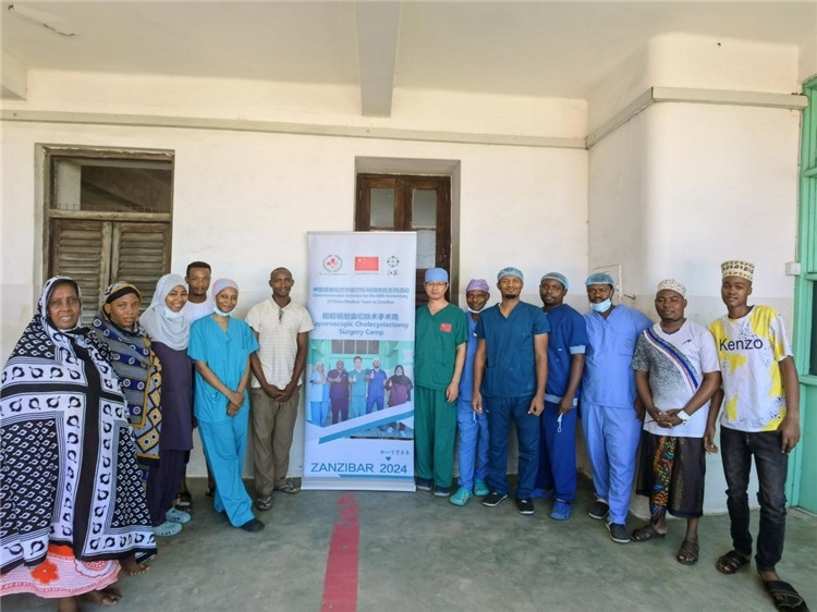 隊長蔣國慶（右七）和手術(shù)醫(yī)生、部分患者合影。中國援桑醫(yī)療隊供圖