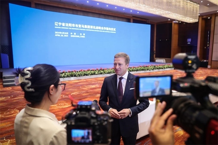 2024年4月26日，寶馬集團(tuán)董事長(zhǎng)齊普策在遼寧省沈陽(yáng)市與寶馬集團(tuán)深化戰(zhàn)略合作簽約儀式現(xiàn)場(chǎng)接受采訪。新華社記者潘昱龍攝