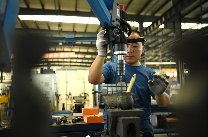 2024年7月30日，在長(zhǎng)春吉林通用機(jī)械（集團(tuán)）有限責(zé)任公司模具裝配生產(chǎn)線，鉗工在進(jìn)行攻絲操作。近年來(lái)，吉林通用機(jī)械（集團(tuán)）有限責(zé)任公司通過(guò)數(shù)字化改造、智能化升級(jí)提高生產(chǎn)效率，提升產(chǎn)業(yè)競(jìng)爭(zhēng)力，已成為全球鋁加工汽車輕量化零部件知名供應(yīng)商，為奧迪、大眾、寶馬、奔馳、保時(shí)捷等多家品牌主機(jī)廠供應(yīng)零件。新華社記者柳文惠攝