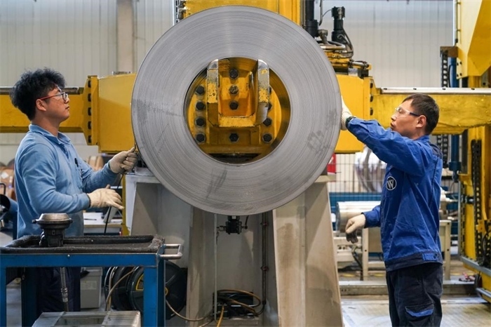 2023年3月16日，工人在位于太倉(cāng)市高新區(qū)的威爾斯新材料（太倉(cāng)）有限公司生產(chǎn)車間內(nèi)進(jìn)行加工作業(yè)。新華社記者李博攝