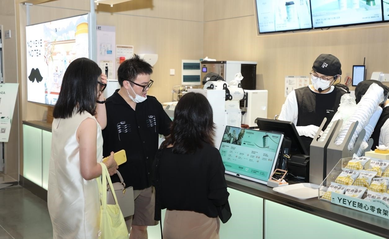 “爺爺不泡茶”奶茶品牌店。人民網(wǎng) 王戰(zhàn)雄攝