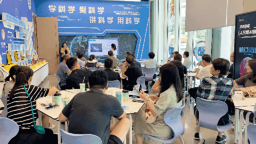 研學團成員在AI研學培訓區(qū)學習。人民網(wǎng) 王戰(zhàn)雄攝