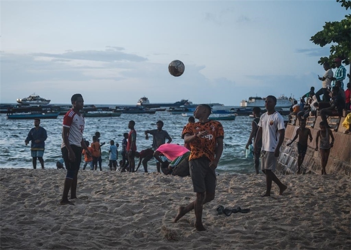 2023年12月31日，人們?cè)谔股Ｄ醽喩＝o巴爾島海濱踢球。新華社記者王冠森攝