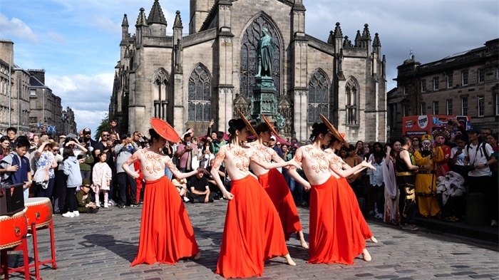 《長城魂》的演員在愛丁堡皇家一英里街頭演出。主辦方供圖