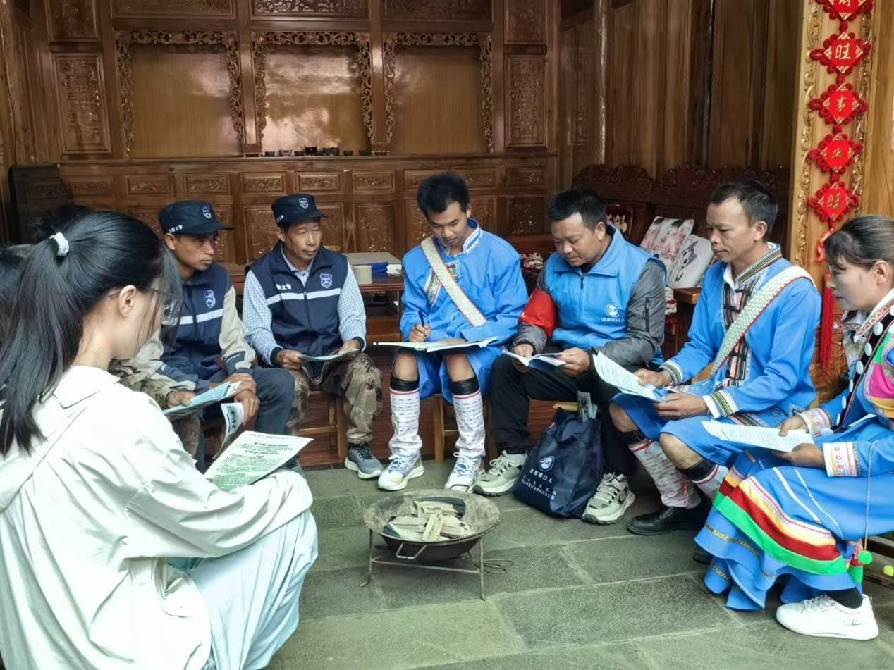 騰沖市猴橋鎮(zhèn)猴橋村國(guó)門(mén)新村舉辦火塘?xí)?。人民網(wǎng)記者 孝金波攝