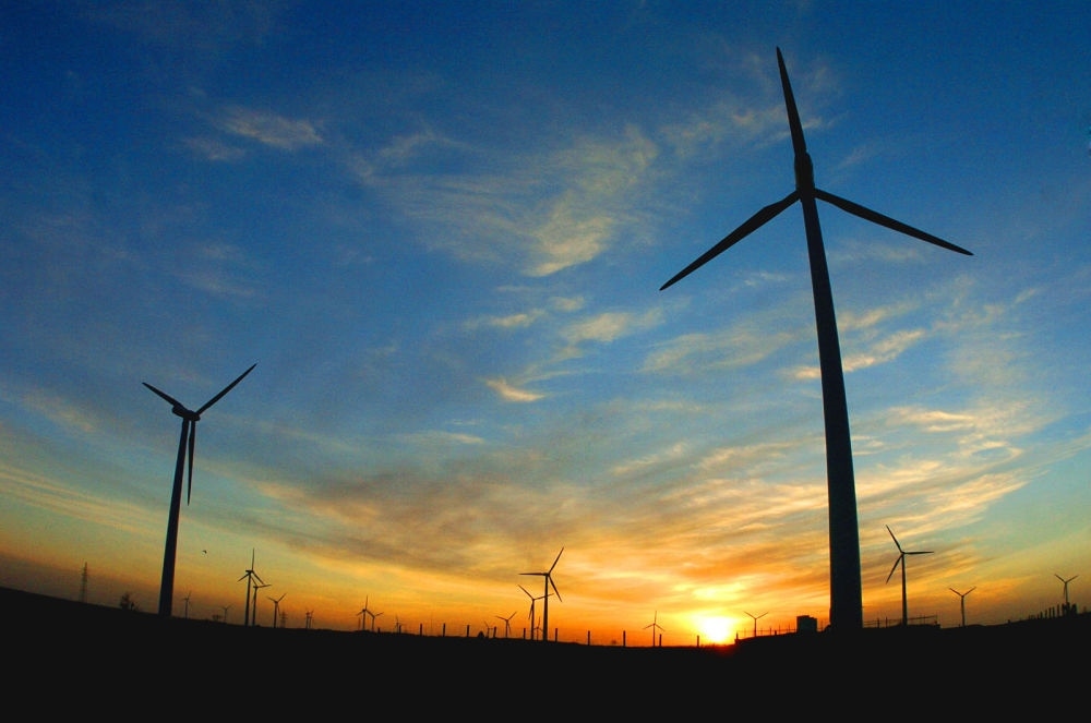 2005年，吉林省白城市通榆縣境內(nèi)幾十部風力發(fā)電機組在工作。新華社發(fā)