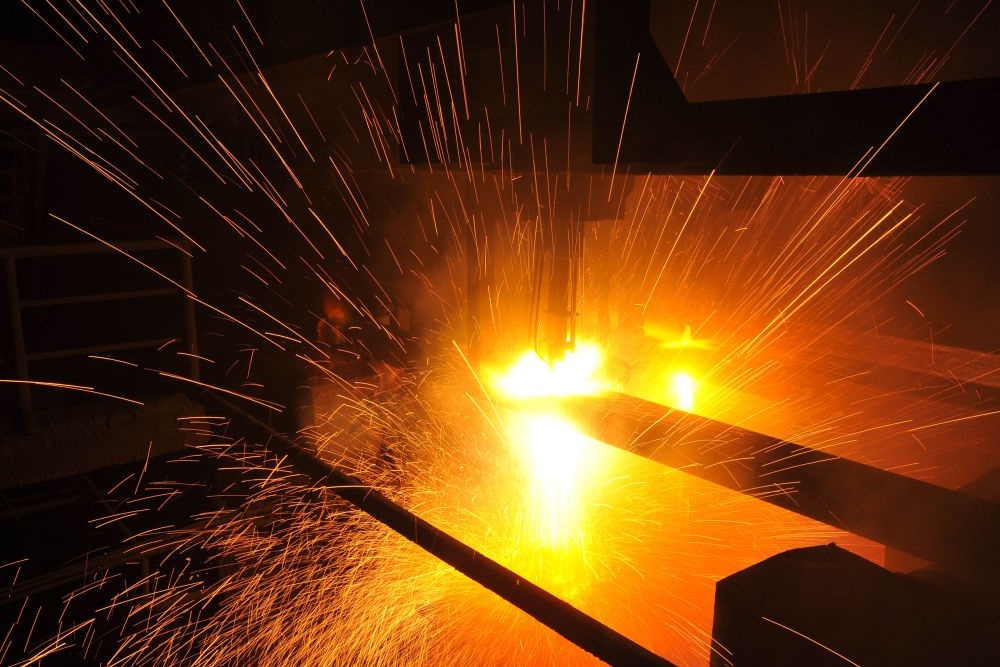 2015年3月10日，東北特鋼集團大連基地生產(chǎn)的合金鋼連鑄坯進行定尺切割。新華社發(fā)