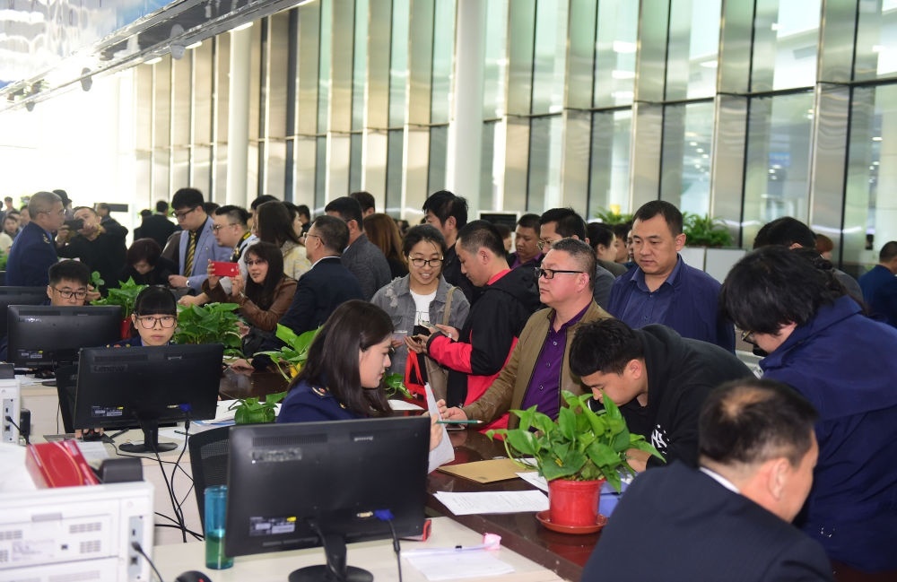 2017年4月10日，中國（遼寧）自由貿(mào)易試驗區(qū)沈陽片區(qū)揭牌當日，眾多企業(yè)咨詢注冊。新華社記者楊青攝