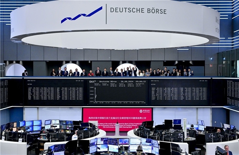 現(xiàn)場圖片：中國銀行法蘭克福分行負責(zé)人與多位來自金融界和企業(yè)界的嘉賓共同見證全球首支人民幣SGS債券在法蘭克福上市