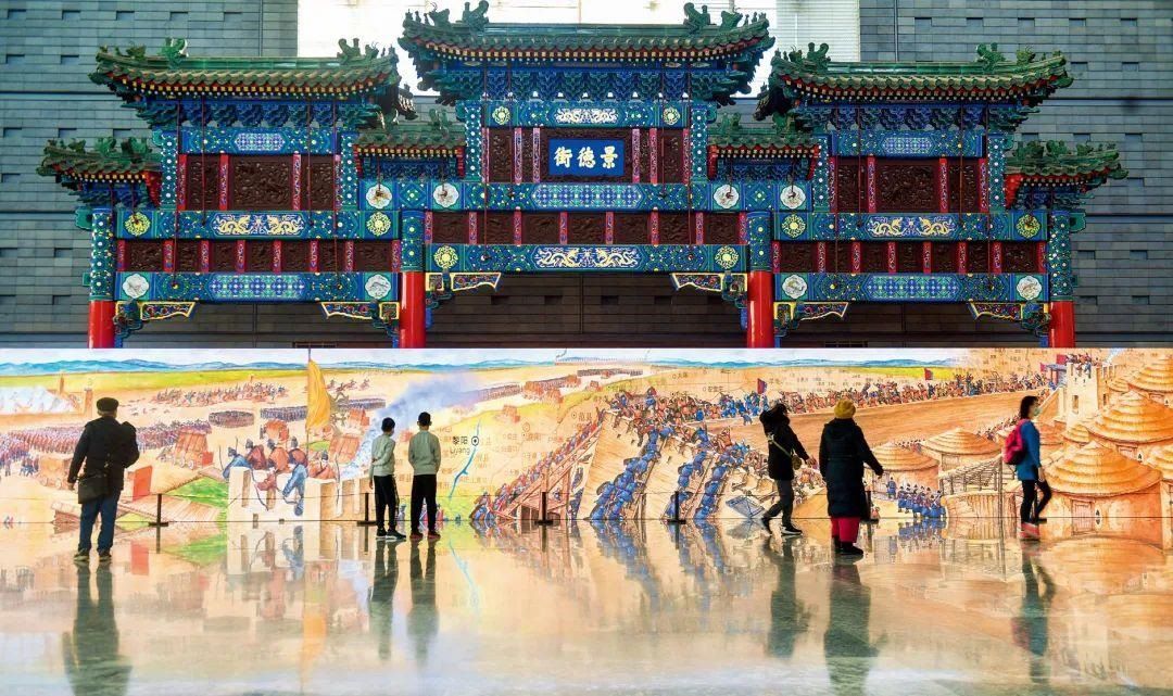 △2022年1月，觀眾在首都博物館參觀“穿越時空的大運河”數(shù)字影像展。