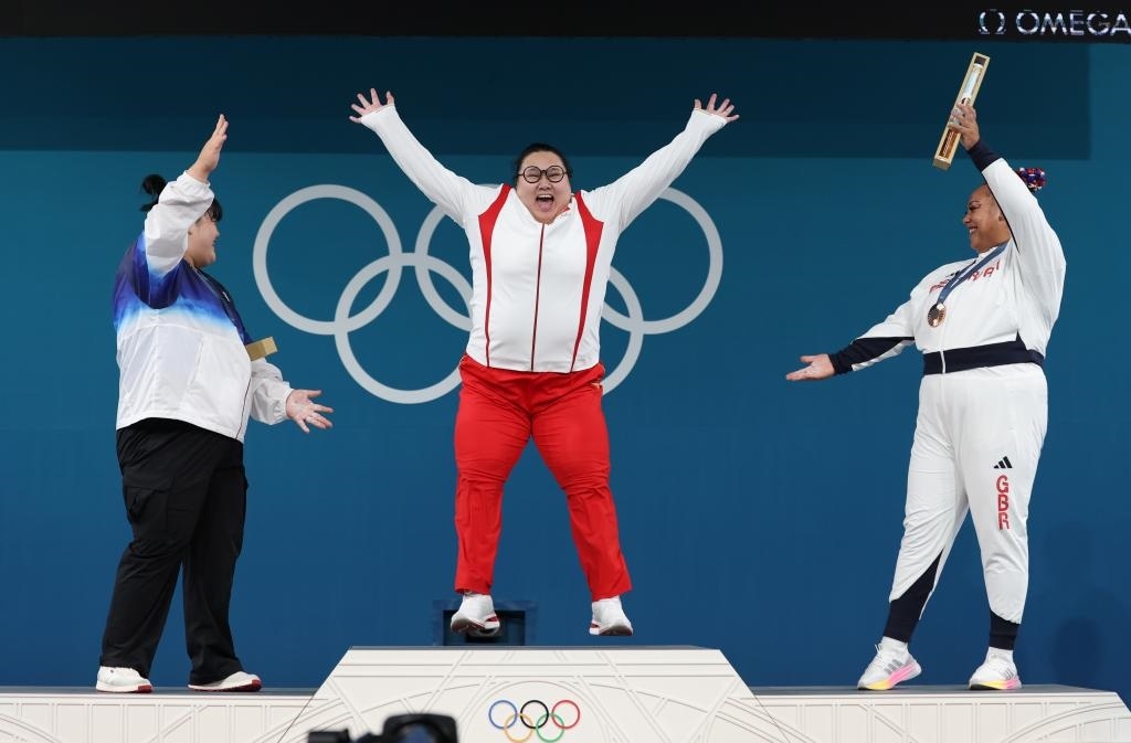 中國選手李雯雯（中）在巴黎奧運會舉重女子81公斤以上級頒獎儀式中登上領獎臺（2024年8月11日攝）。新華社記者 楊磊 攝