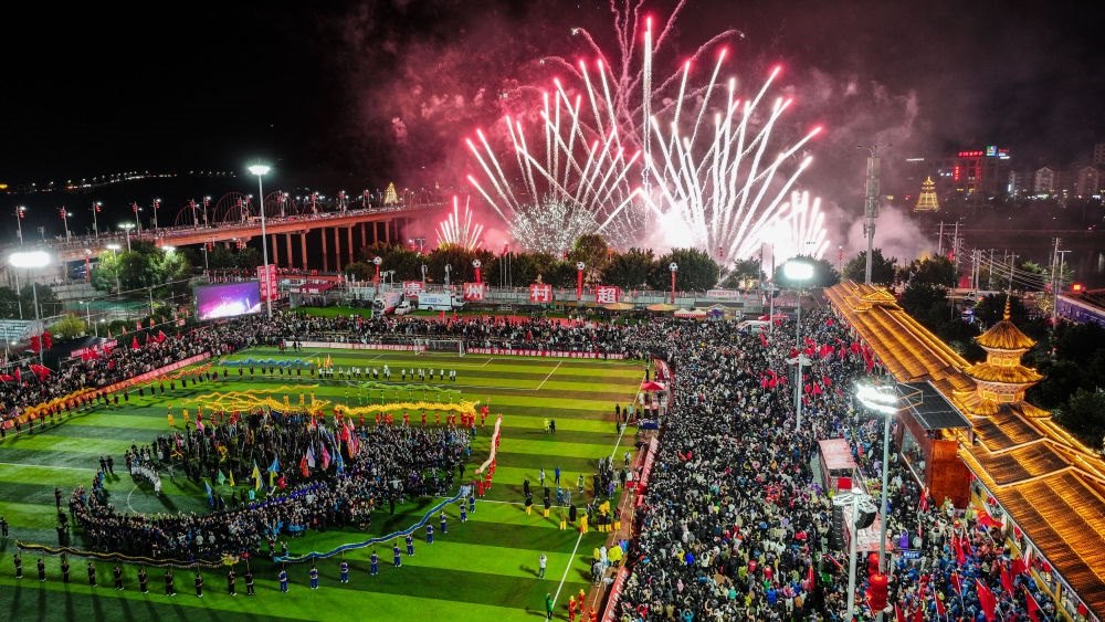 2024全國“村晚”示范展示活動暨貴州“村超村晚”舉行音樂煙花秀表演（無人機照片，2024年2月3日攝）。新華社記者 劉續(xù) 攝