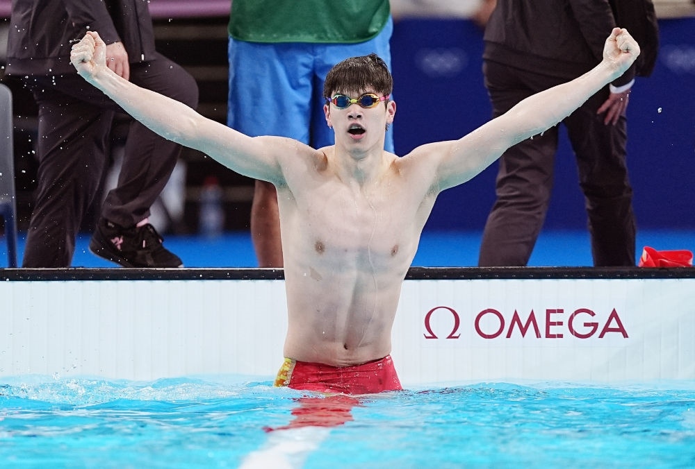 中國選手潘展樂在巴黎奧運會游泳男子100米自由泳決賽后慶祝奪冠及打破世界紀錄（2024年7月31日攝）。新華社記者 杜宇 攝