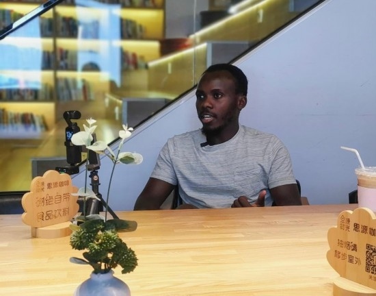 來自肯尼亞的北京交通大學(xué)留學(xué)生卡里烏在北京接受采訪（8月10日攝）。新華社記者 王小鵬 攝