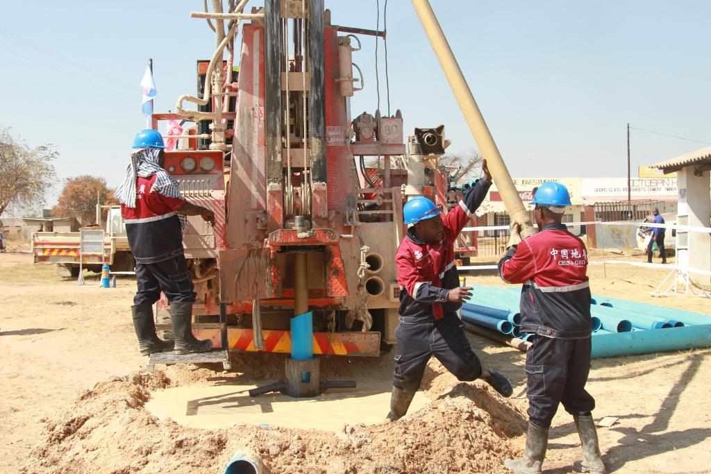 7月22日，工人在津巴布韋東馬紹納蘭省舉行的中國援津巴布韋300口水井項目開工儀式上鉆井。新華社發(fā)