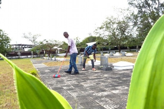 8月12日，姆薩菲里·奧馬里（右）和同事在援坦中國(guó)專家公墓打掃。