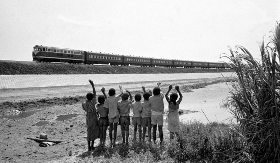 贊比亞魯西瓦西湖畔的少年兒童歡迎坦贊鐵路的列車通到他們的家鄉(xiāng)（1976年攝）。