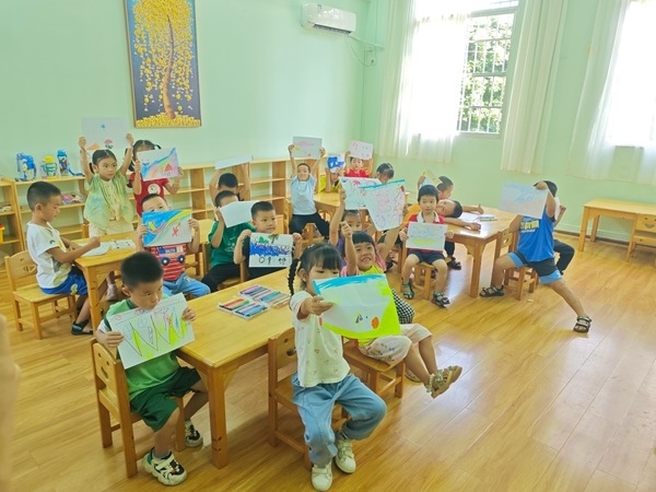 孩子們在公益托管班上畫畫課。莫菲菲攝