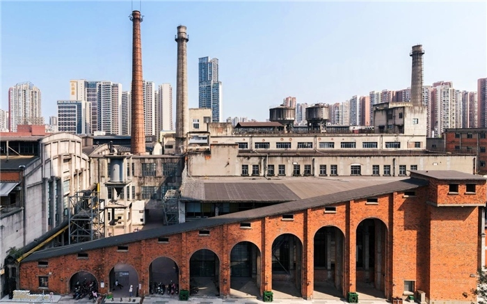 在原成都國營紅光電子管廠舊址上改建而成的東郊記憶園區(qū)南大門。大門既保留了老工業(yè)區(qū)的風(fēng)貌，又融入了現(xiàn)代審美和創(chuàng)意，成為了園區(qū)一大亮點。資料圖片