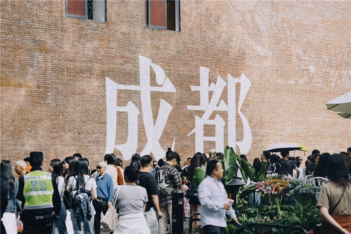 東郊記憶園區(qū)“成都墻”以巨大的“成都”字樣和獨特的藝術(shù)設(shè)計成為園區(qū)的網(wǎng)紅打卡地，吸引了眾多游客和市民前來參觀。資料圖片