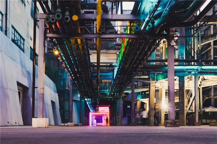 東郊記憶園區(qū)工業(yè)橫街完整地保留了園區(qū)的工業(yè)元素，如工業(yè)煙囪、動力管廊架和水塔等，形成了園區(qū)獨特的工業(yè)風(fēng)景線。資料圖片