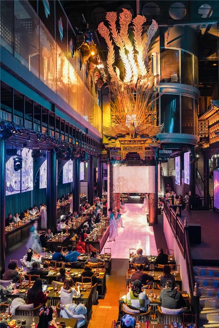 東郊記憶園區(qū)內(nèi)以蜀地文化為創(chuàng)作背景，溯源中國傳統(tǒng)宴飲儀禮打造的全景沉浸式漢文化主題餐秀。成都傳媒集團(tuán)供圖