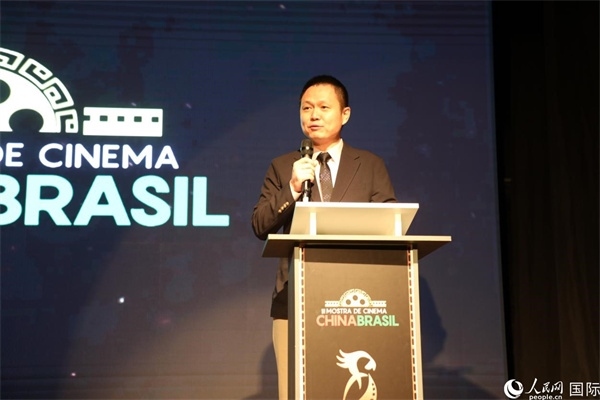 當(dāng)?shù)貢r(shí)間8月26日晚，中國(guó)駐里約總領(lǐng)館副總領(lǐng)事王尉育在第三屆中國(guó)－巴西電影展開幕式上致辭。 人民網(wǎng)記者 陳一鳴攝