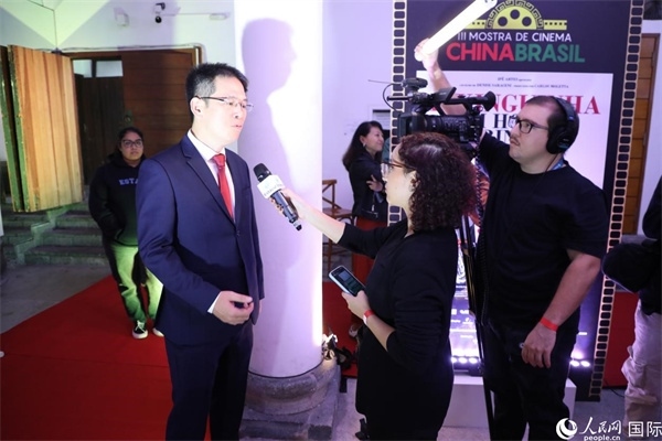 第三屆中國(guó)－巴西電影展主辦方巴西康橋博智文化傳媒公司總經(jīng)理陳翔廣在接受媒體采訪時(shí)表示，希望通過中巴電影展這個(gè)平臺(tái)促進(jìn)兩國(guó)文化交流，把更多的中國(guó)影視作品引進(jìn)巴西。人民網(wǎng)記者 陳一鳴攝
