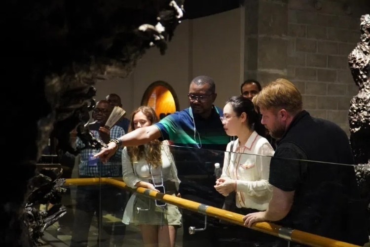 2024“一帶一路”媒體合作論壇聯(lián)合采訪調(diào)研行成員在樂山烏木文化博覽苑調(diào)研采訪。人民網(wǎng)記者 趙祖樂攝